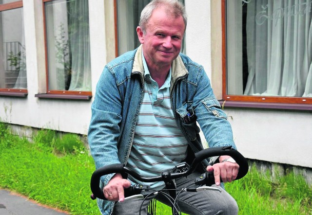 Dariusz Grunt poleca jako terapię wszelką aktywność, także fizyczną.  Jazda na rowerze jest dobrym przykładem.