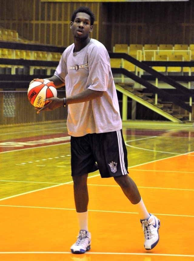 Nowym zawodnikiem trenującym z drużyną koszykarzy Siarki Tarnobrzeg jest mający Nigeryjskie korzenie Amerykanin Ike Okoye, liczący 205 cm wzrostu. 