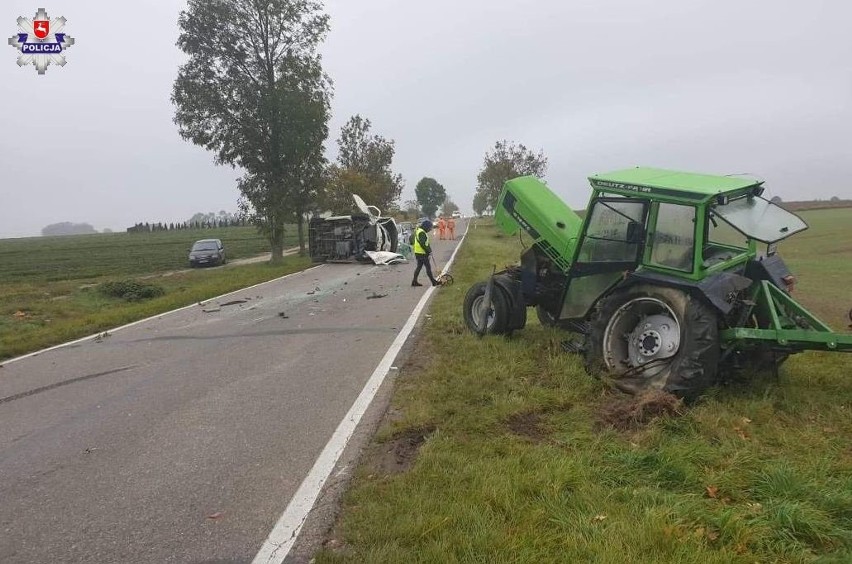 Zderzenie busa z ciągnikiem. Pojazdy poważnie uszkodzone, ale kierowcy wyszli z tego cało (ZDJĘCIA)