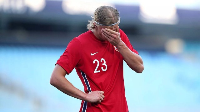 Erling Haaland, mimo iż strzelił gola na 1:0 dla Norwegii, jego drużyna przegrała ze Szkocją 1:2, a on zlekceważył kibiców, za co został wywizdany