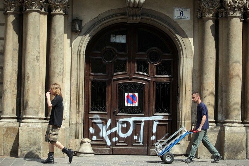 Pałace w centrum Krakowa oszpecone farbą [INTERWENCJA]