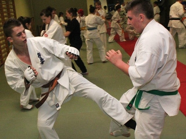 Młodzieżowy Mistrz Polski Michał Zysk w Karate Kyokushin (z lewej na zdjęciu) szykuje się do swojej walki.