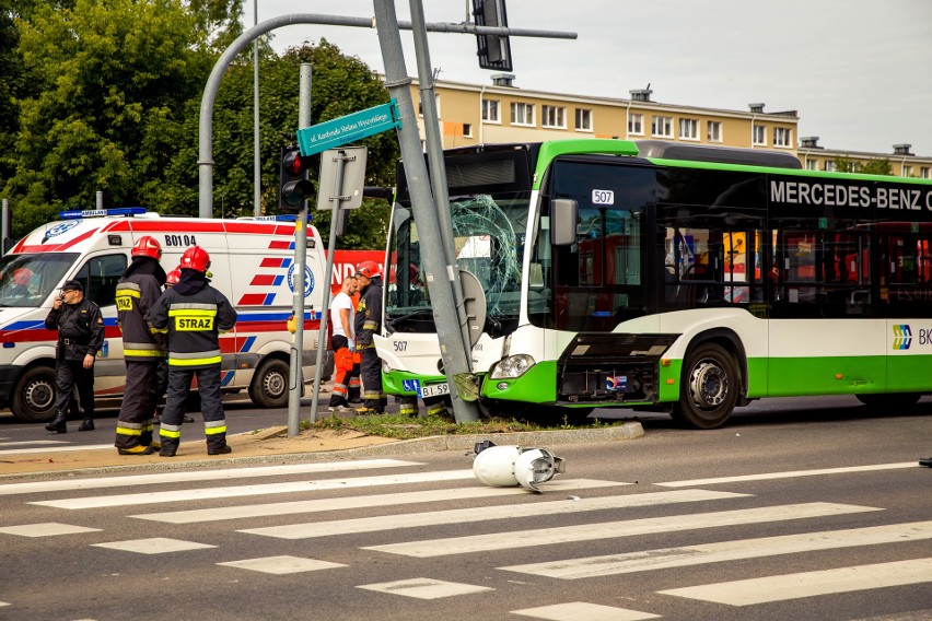 Ul. Wyszyńskiego. Wypadek autobusu BKM linii 20. Piętnaście osób jest poszkodowanych [ZDJĘCIA]