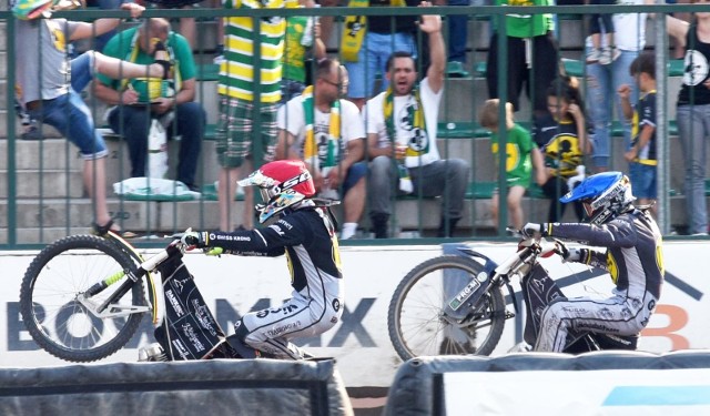 Michael Jepsen Jensen (kask czerwony) i Grzegorz Zengota byli najlepsi w 1. rundzie Speedway Diamond Cup.