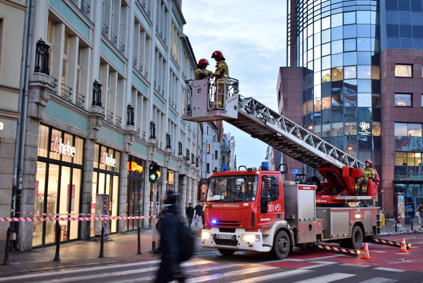 Akcja strażaków w centrum Wrocławia. Usuwano sople z budynku