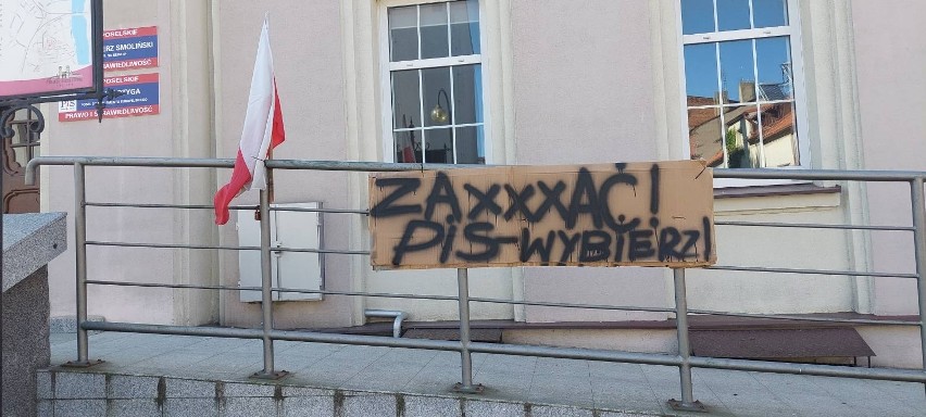 Taki transparent pojawił się przed biurem poselskim posła...