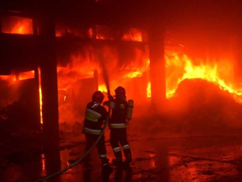 Groźny pożar w Skarżysku. Płonie hala sortowni śmieci 