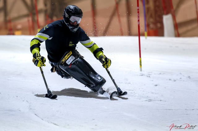 Igor Sikorski jeździ w pozycji siedząc, na mono-ski