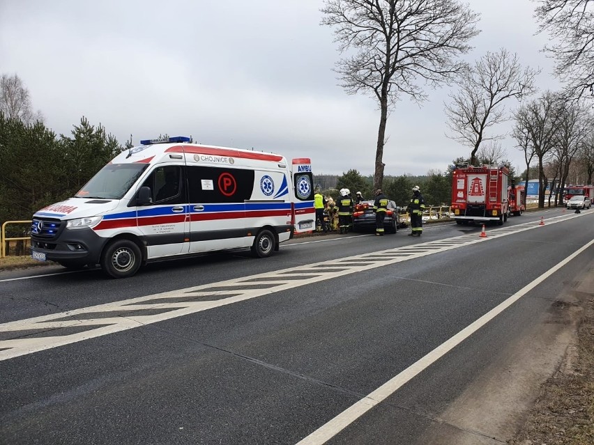 Wypadek na drodze krajowej 22 w Gutowcu 2.03.2021 r. Jedna osoba jest poszkodowana