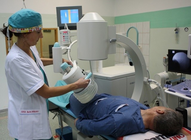 Instrumentariuszka Anna Wiśniewska przygotowuje pacjenta do zabiegu.