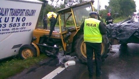 Samochód dostawczy wylądował w rowie