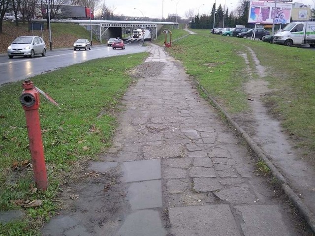 Chodnik przy al. Wyzwolenia, którego remont obiecał prezydent Ferenc przy świątecznej choince w ubiegłym roku.