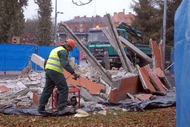 W środę przy placu Kościeleckich został zburzony pawilon, w którym mieścił się ostatnio sklep z pieczywem. To pierwszy krok do rewitalizacji placu?