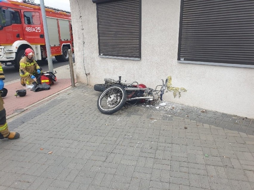 Motocyklista wjechał w ścianę budynku w Kościanie