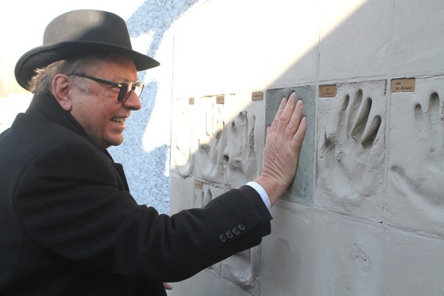 Krzysztof Zanussi odcisnął swą dłoń na ścianie sław kieleckiego plastyka.