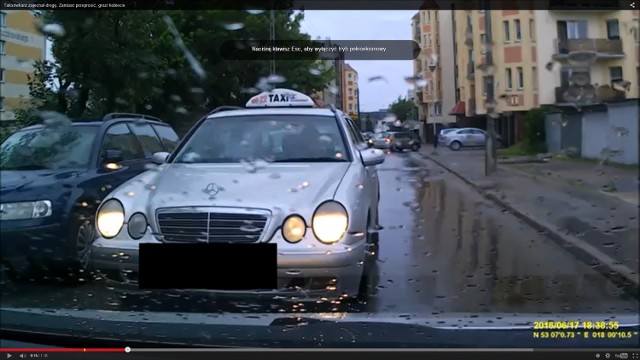 Taksówkarz Radio-Taxi Zrzeszeni najpierw próbował na kobiecie wymusić pierwszeństwo przejazdu, a potem zaczął straszyć, że spuści jej powietrze z opon.Akcja odbywa się na środku ulicy Sierocej na Szwederowie. Mężczyzna zajechał drogę pojazdowi prowadzonemu przez młodą kobietę i nie chce ustąpić. Bohaterka zdarzeń nagrała jednak całą sytuację.
