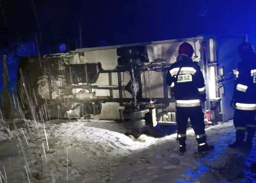 Wypadek na trasie Pisz - Jeże. Bus z mięsem wjechał do rowu (zdjęcia)