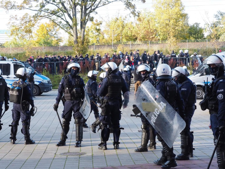 Zobacz kolejne zdjęcia. Przesuwaj zdjęcia w prawo - naciśnij...