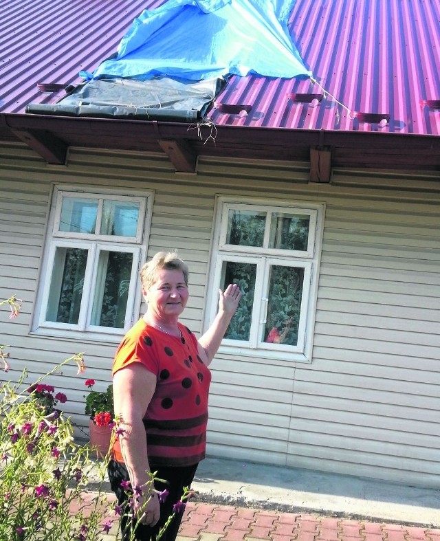 Teodozja Potaczek z Wokowic pokazuje miejsce, gdzie słup energetyczny wbił się w niedawno wymieniony dach jej domu