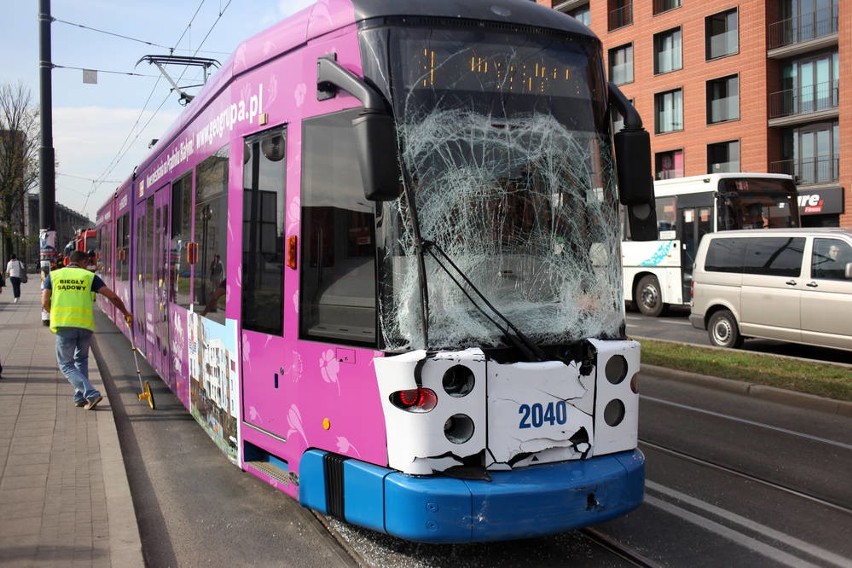 Kraków. Wypadek - zderzenie tramwaju z autobusem na ulicy Pawiej [ZDJĘCIA, WIDEO]