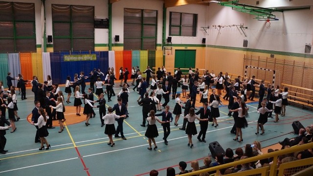 Trzecioklasiści z Publicznego Gimnazjum imienia Prymasa Tysiąclecia w Grójcu zatańczyli poloneza, a później wzięli udział w dyskotece.