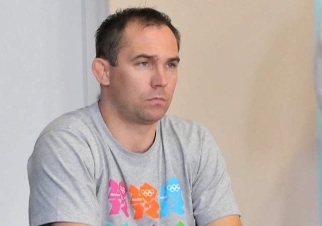 Trener AKS Białogard, Cezary Jastreb. 