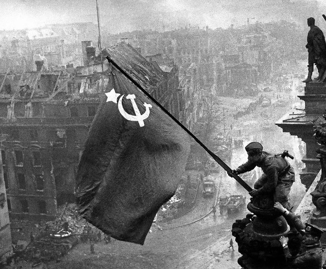 Bodajże najsłynniejsze zdjęcie ilustrujące zakończenie II wojny światowej. Jak później się okazało zostało najpierw ustawione, a później zmanipulowane...