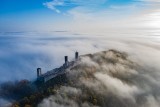 Ale cudo! Zamek w Chęcinach we mgle. Fantastyczne ujęcia Sławka Rakowskiego [ZDJĘCIA Z DRONA]  