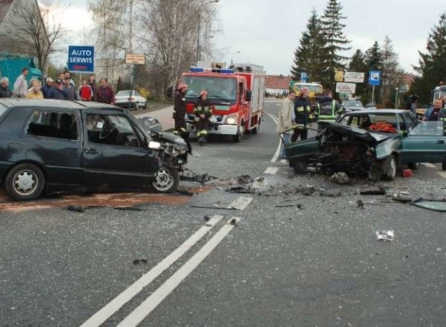 W czołowym zderzeniu golfa z polonezem zginęły dwie osoby jadące polonezem.