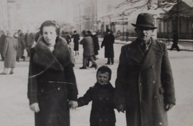 Józefa i Adam Stawiarzowie z siostrzeńcem Ryszardem Moedlerem na ulicy w Stryju, rok 1938. Wszyscy osiedli po wojnie w Opolu. Ryszard - długoletni pracownik Stacji Krwiodawstwa w Opolu i prezes Klubu Pilotów Wycieczek Zagranicznych, zbieracz pamiątek o rodzinnym mieście.