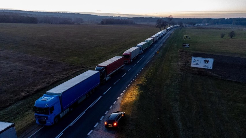 Gigantyczna kolejka do przejścia w Bobrownikach. Kierowcy ciężarówek stoją już ponad 30 km przed granicą [ZDJĘCIA]