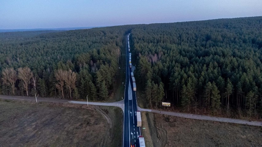 Gigantyczna kolejka do przejścia w Bobrownikach. Kierowcy ciężarówek stoją już ponad 30 km przed granicą [ZDJĘCIA]