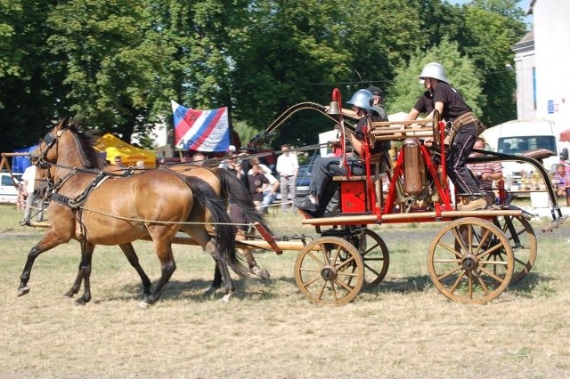 Druhowie z Czapel podczas zawodów strażackich na zabytkowej sikawce konnej