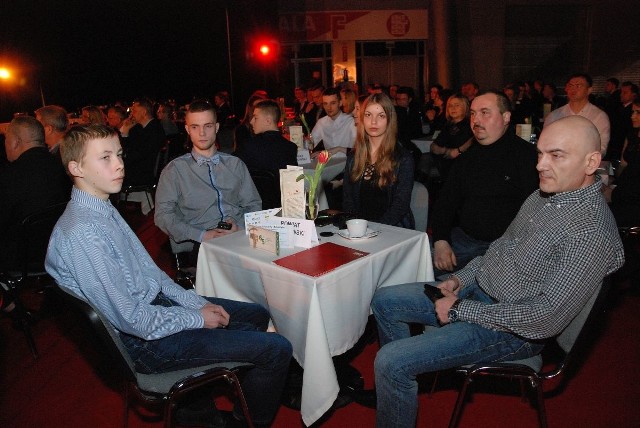 Przedstawiciele RMG Boks Ożarów, od lewej: Mateusz Nowakowski, Ernest Bzduch, Emilia Nowakowska (siostra Mateusza), Zbigniew Nowakowski (ojciec Mateusza) oraz Krzysztof Gierszon