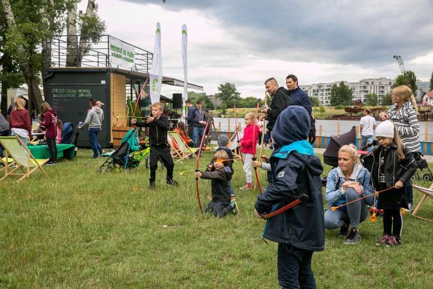 Kraków. Otwarcie plaży na bulwarach. Pogoda nie zachwyca [ZDJĘCIA]