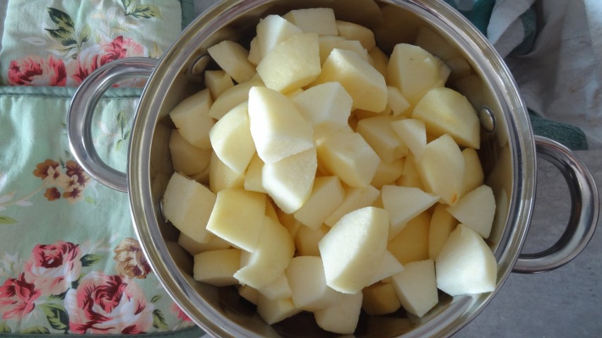 Owoce pokrój na małe kawałki i umieść w garnku.
