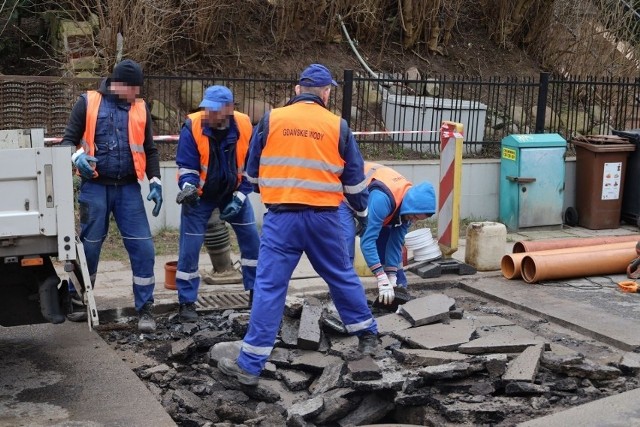 Część ulicy Migowskiej się zapadła. Ciężkie pojazdy jeździć po niej nie mogą