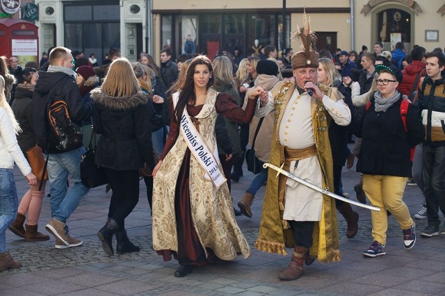 Kilkuset maturzystów zatańczyło poloneza na opolskim Rynku.