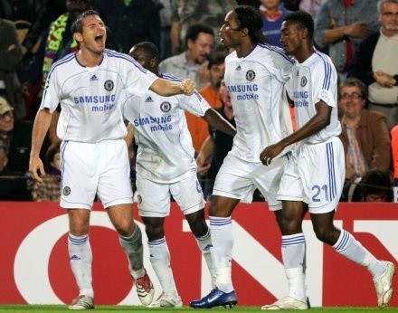 Radość piłkarzy Chelsea po wyrównującym golu Didiera Drogby