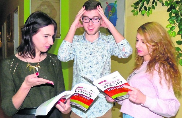 b Jakub Siemieniec, rodzynek w klasie IV_H „ekonomika”, dostał przed maturą dodatkową porcję wiedzy od Agaty (z lewej) i Kasi.