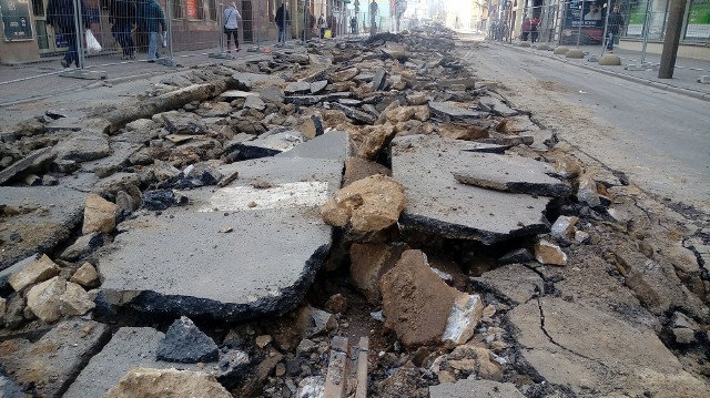 Od czwartku, 15 lutego trwa remont ul. Sikorskiego w Gorzowie. Ze względu na planowaną inwestycję, zamknięto ruch między skrzyżowaniem z Kosynierów Gdyńskich a ul. Młyńską. Obecnie trwa demontaż torowiska, a asfaltu już praktycznie nie ma.Jak wygląda ruch w centrum miasta? W godzinach rannych jest niewielki, natomiast popołudniu oraz w tzw. godzinach szczytu tworzą się korki. Wciąż zdarza się też, że kierowcy są nieświadomi zmian w organizacji ruchu, nie patrzą na znaki i... jadą wprost na znaki zakazu albo na budowlane szlabany. W godzinach szczytu najbardziej obleganymi ulicami są: Estkowskiego, Łokietka oraz Kosynierów Gdyńskich. Radzimy kierowcom, aby każdego dnia z domów zabierali ze sobą spory zapas cierpliwości. Może się przydać.Przeczytaj też:  Gdzie nie postawisz nogi tam dziura. Niestety, ale tak "dziurawo" prezentuje się centrum Gorzowa. Chwila nieuwagi i noga skręcona [ZDJĘCIA]WIDEO: Tak wygląda gorzowska katedra 7 miesięcy po pożarze