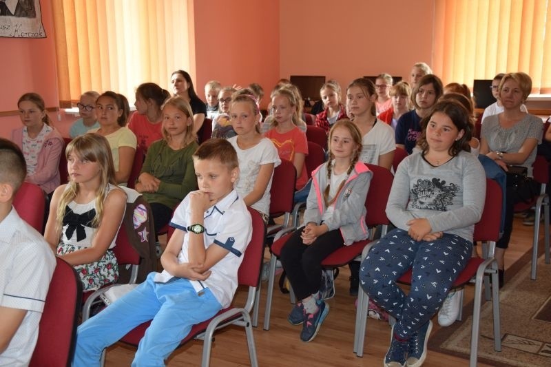 W tłuchowskiej bibliotece zaprezentowali się Mistrzowie Słowa, recytowali miłośnicy poezji