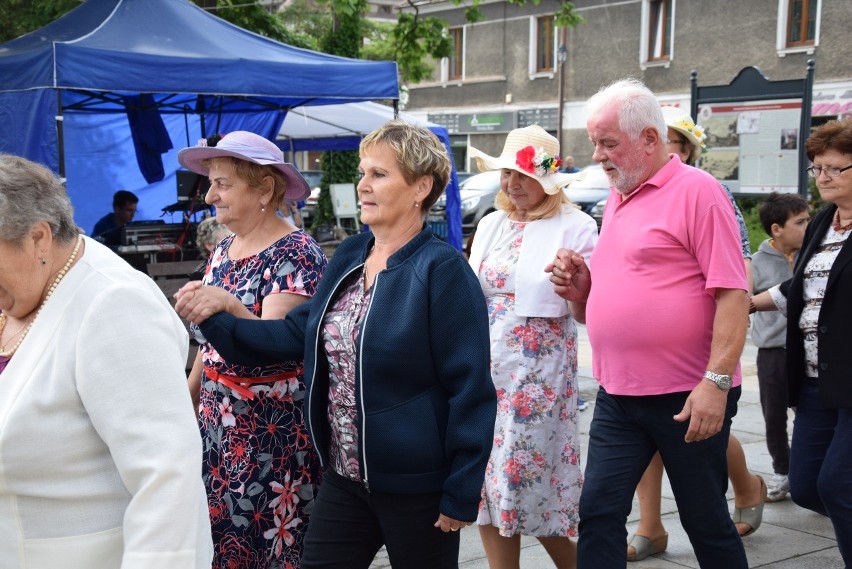 Krzeszowiccy seniorzy opanowali Rynek. Śpiewali, tańczyli, gimnastykowali się. Ta niedziela była dla nich