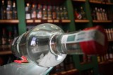 Sklep w centrum Łodzi nielegalnie sprzedawał alkohol. Pozwolenie wygasło... trzy miesiące temu