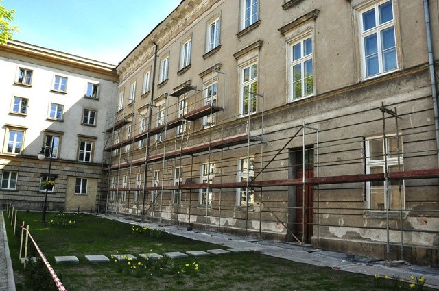 Odnawiane są ściany frontowe gmachu od strony ulicy Żeromskiego. 