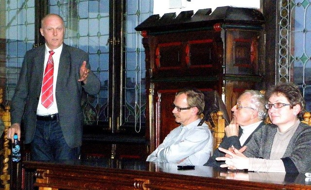 Jacek Studziński (z lewej) przekonywał, że warto wprowadzić obywatelską inicjatywę uchwałodawczą do statutu miasta