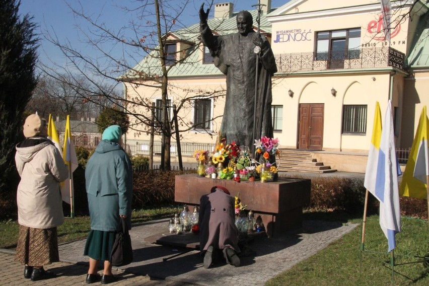 Władze Kielc złożyły kwiaty pod pomnikiem papieża Jana Pawła II
