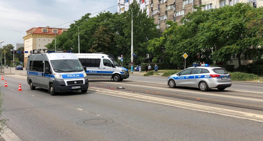 Tragedia we Wrocławiu. Tramwaj śmiertelnie potrącił kobietę. Pojazd ciągnął fragmenty ciała przez miasto [ZDJĘCIA, TYLKO DLA DOROSŁYCH!]