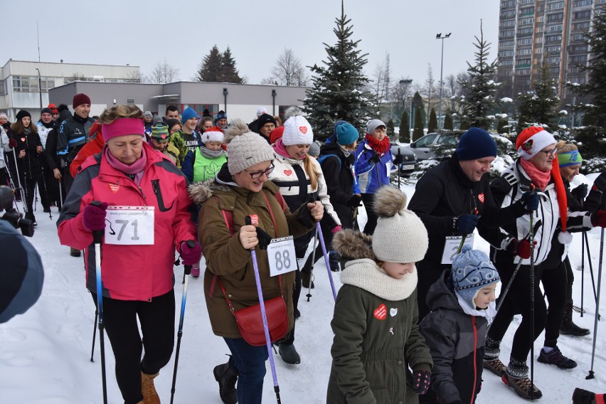 WOŚP 2019. Dzieci, dorośli i seniorzy spacerowali z kijkami, by wesprzeć zbiórkę WOŚP [ZDJĘCIA]