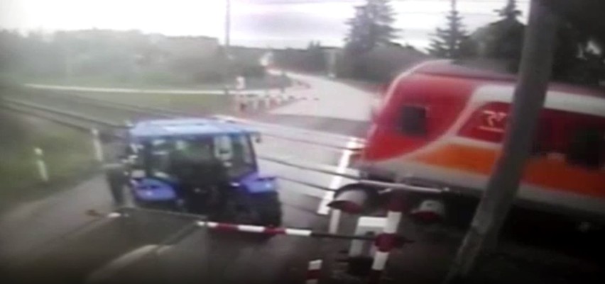 Ciągnik utknął na przejeździe kolejowym w Skroniowie. Od tragedii kierowcę dzieliły centymetry... [ZDJĘCIA, WIDEO]